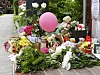 Vor dem Wohnhaus in Hamburg-Bramfeld gedenken viele Menschen mit Blumen, Kerzen, Plüschtieren und Luftballons. (Archivbild)