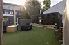 Innenhof mit Sauna, Holzdeck, Rasen und Musik-Setup an der Troplowitzstraße 1.