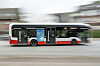 Linienbus der Hamburger Hochbahn AG mit starker Bewegungsunschärfe im Hamburger Stadtverkehr.