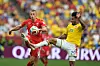 Luis Javier Suarez und Miro Muheim kämpfen im WM-Achtelfinale in Vancouver um den Ball.