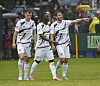 Abdoulie Ceesay, Lars Ritzka und David Nemeth von FC St. Pauli stehen auf dem Rasen und diskutieren.