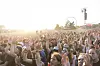 Festivalbesucher mit erhobenen Händen vor der Bühne am Störmthaler See beim Highfield Festival.