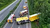 Rettungsfahrzeuge und der umgekippte Lkw auf der A23.