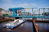 Die Eisenbahnklappbrücke in Emden.