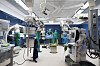 OP-Personal und Reinigungsteam arbeiten nach einer Operation im Operationssaal einer Klinik.