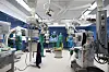 OP-Personal und Reinigungsteam arbeiten nach einer Operation im Operationssaal einer Klinik.