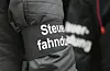 Ein Steuerfahnder bei einer Razzia. (Symbolbild)