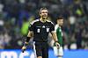 Slavko Vincic im schwarzen Schiedsrichtertrikot auf dem Spielfeld beim Finalspiel Spanien gegen Argentinien.