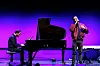 Igor Levit spielt Klavier, Danger Dan singt bei einer Probe im Berliner Ensemble für ein Benefizkonzert.