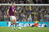 Maxime Esteve von Burnley steht mit Ballkontrolle auf dem Rasen im Elland Road gegen Leeds United.