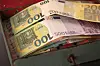 Gestapelte Euro-Banknoten als Symbol für Sparangst und Bargeldabhebung nach Bankenkrisen.