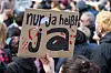 Ein Protestschild bei einer vergangenen Demonstration in Nürnberg gegen sexualisierte digitale Gewalt betont „nur ja heißt ja”. Eine aktuelle Umfrage zeigt, wie die Bevölkerung zu der Aussage steht. (Archivbild)