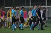 Jeremy Muller und Assistenten werden nach dem Spiel in Ta' Qali von einem Malta-Polizisten begleitet.
