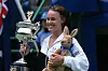 Martina Hingis hält Pokal und Känguru-Plüschtier bei der Siegerehrung der Australian Open 1999.