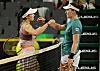 Eva Lys und Ella Seidel begrüßen sich am Netz bei den ECE Ladies Hamburg Open in Hamburg.