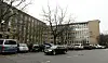 Bezirksamt Hamburg-Nord in Barmbek mit geparkten Autos vor dem Verwaltungsgebäude.