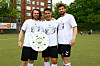 Jan Kämpfer, Alexander Borck und Yannick Siemsen feiern mit der Meisterschale am Reinmüllersportplatz.