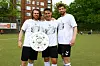 Jan Kämpfer, Alexander Borck und Yannick Siemsen feiern mit der Meisterschale am Reinmüllersportplatz.