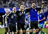 Messi, Lautaro Martínez und José Manuel López jubeln im Argentinien-Trikot vor Zuschauern.