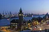 Am Montagabend kann man entweder eine Nachtwächter-Tour durch den Hafen oder eine Lichterfahrt mit dem Schiff ab den Landungsbrücken machen. (Archivbild)