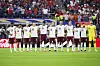 Spanische Spieler stehen vor dem WM-Halbfinale in einer Schweigeminute im Dallas Stadium in Arlington.