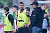 Karol Mets weint nach dem Abstieg des FC St. Pauli.