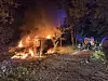 Brennender Transporter am Hermelinweg in Farmsen, Feuerwehr im Einsatz im Dunkeln.