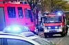 Feuerwehrfahrzeuge mit Blaulicht fahren in Hamburg-Mümmelmannsberg zu einem Brand im Hochhaus.
