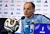 Thomas Tuchel spricht bei der Pressekonferenz in Miami vor Sponsorenwand und Mikrofonen.