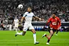 Pierre-Emerick Aubameyang von OM nimmt den Ball im Duell gegen Rennes im Orange Vélodrome an.