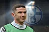 Robin Gosens im Schalke-Trikot vor dem FC-Schalke-04-Logo.