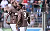 Ricky-Jade Jones und Abdoulie Ceesay feiern das 1:0 für St. Pauli im Testspiel gegen Babelsberg 03.