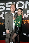 Jens Knossi Knossalla und Lia Mitrou lächeln vor einer Banijay-Wand beim Screening in Köln.