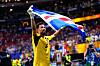 VOZINHA aus Cabo Verde jubelt in Atlanta mit der Flagge beim WM-Spiel gegen Spanien.