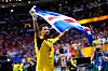 VOZINHA aus Cabo Verde jubelt in Atlanta mit der Flagge beim WM-Spiel gegen Spanien.