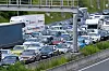 Stau auf der A7 in Hamburg mit dicht gedrängten Autos und Lkw in Richtung Süden.