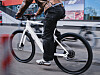 Radfahrer auf weißem E-Bike in Stuttgart