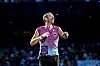 Chris Martin von Coldplay singt im Parken-Stadion in Kopenhagen unter blauem Licht.