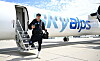 Nicolas Capaldo steigt am Flughafen Wien aus einem Sky-Express-Flugzeug und trägt Sporttaschen.