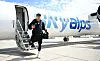 Nicolas Capaldo steigt am Flughafen Wien aus einem Sky-Express-Flugzeug und trägt Sporttaschen.