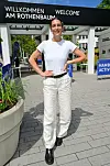 Andrea Petkovic steht lächelnd am Eingang zum Rothenbaum in Hamburg.