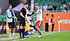 Merlin Polzin, Jean-Luc Dompé und Louis Lemke am Spielfeldrand beim HSV-Test gegen SK Rapid Wien in Wien.