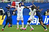 Saka und Barcola kämpfen im WM-Spiel in Miami um den Ball, mehrere Spieler greifen ein.