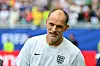 Thomas Tuchel im weißen England-Shirt am Spielfeldrand im Miami Stadium während des WM-Spiels Frankreich gegen England.