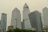 Hudson Yards in New York unter dichtem Rauchschleier vor mehreren Hochhäusern.