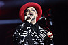 Boy George singt mit rotem Hut und schwarzem Outfit bei der 80er Live Party in Hamburg.