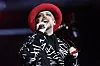 Boy George singt mit rotem Hut und schwarzem Outfit bei der 80er Live Party in Hamburg.