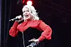 Kim Wilde singt mit Mikrofon in rotem Oberteil auf der Bühne im Volksparkstadion Hamburg.
