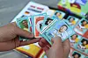 Hände halten Panini-Fußballsticker der FIFA World Cup 2026 Kollektion über einem Album.
