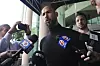 Andrew und Tristan Tate sprechen vor Mikrofonen mit Reportern in Fort Lauderdale, Florida.
